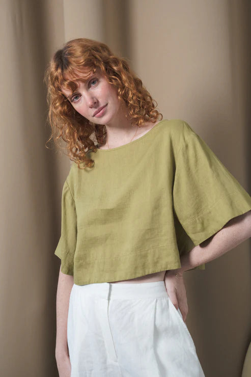 Featuring a relaxed, boxy silhouette and oversized sleeves, the LILLY PILLY MAYA Linen Top pairs beautifully with your favourite shorts or denim jeans. Effortless, breathable, and timeless - make MAYA your go-to piece for a fresh spring/summer wardrobe.