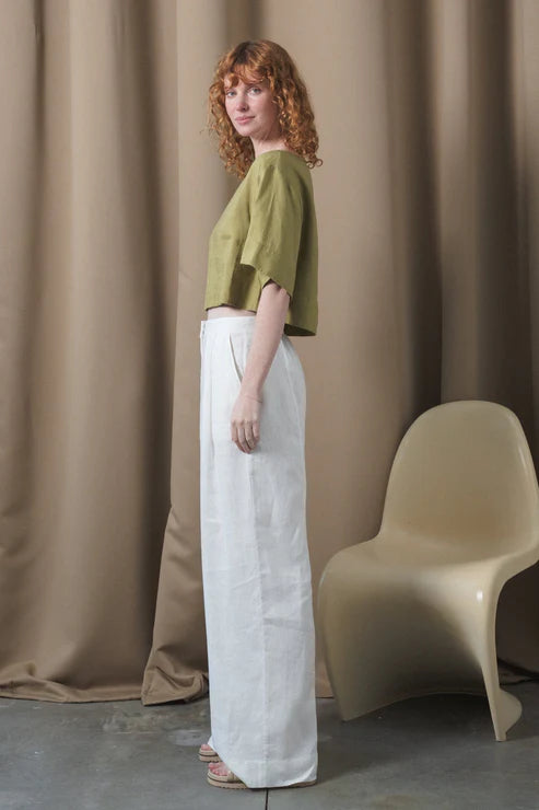 Featuring a relaxed, boxy silhouette and oversized sleeves, the LILLY PILLY MAYA Linen Top pairs beautifully with your favourite shorts or denim jeans. Effortless, breathable, and timeless - make MAYA your go-to piece for a fresh spring/summer wardrobe.