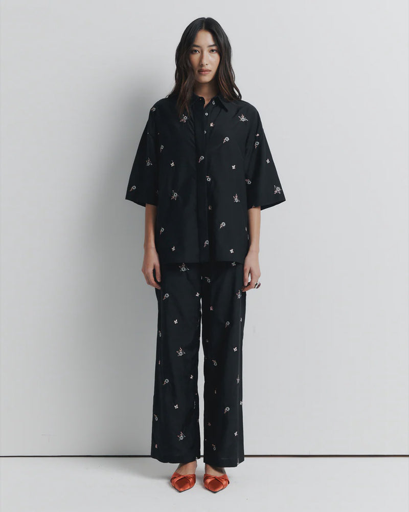 ROMY | JUNE SHIRT

Oversized short sleeve shirt with concealed placket and exaggerated sleeves. Finished with delicate floral embroidery for a subtle romantic touch.

Model is a size AU8 and wears a size S

Composition: 70% Cotton, 30% Silk