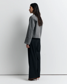 ROMY | GABBI JACKET

A relaxed-fit jacket made from vegan suede with contrast pink twill lining. Features patch pockets, exaggerated turn-back cuffs, and a four-button closure.

Model is a size AU8 and wears a size S

Composition: 100% Polyurethane