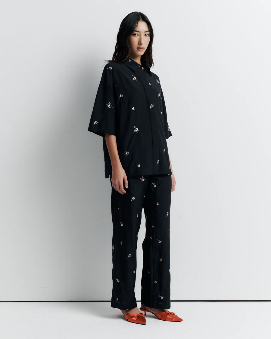 ROMY | JUNE SHIRT

Oversized short sleeve shirt with concealed placket and exaggerated sleeves. Finished with delicate floral embroidery for a subtle romantic touch.

Model is a size AU8 and wears a size S

Composition: 70% Cotton, 30% Silk