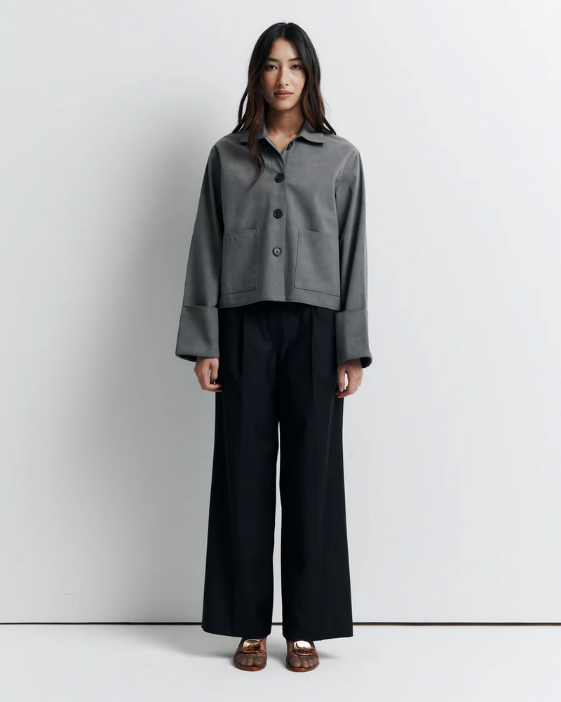 ROMY | GABBI JACKET

A relaxed-fit jacket made from vegan suede with contrast pink twill lining. Features patch pockets, exaggerated turn-back cuffs, and a four-button closure.

Model is a size AU8 and wears a size S

Composition: 100% Polyurethane