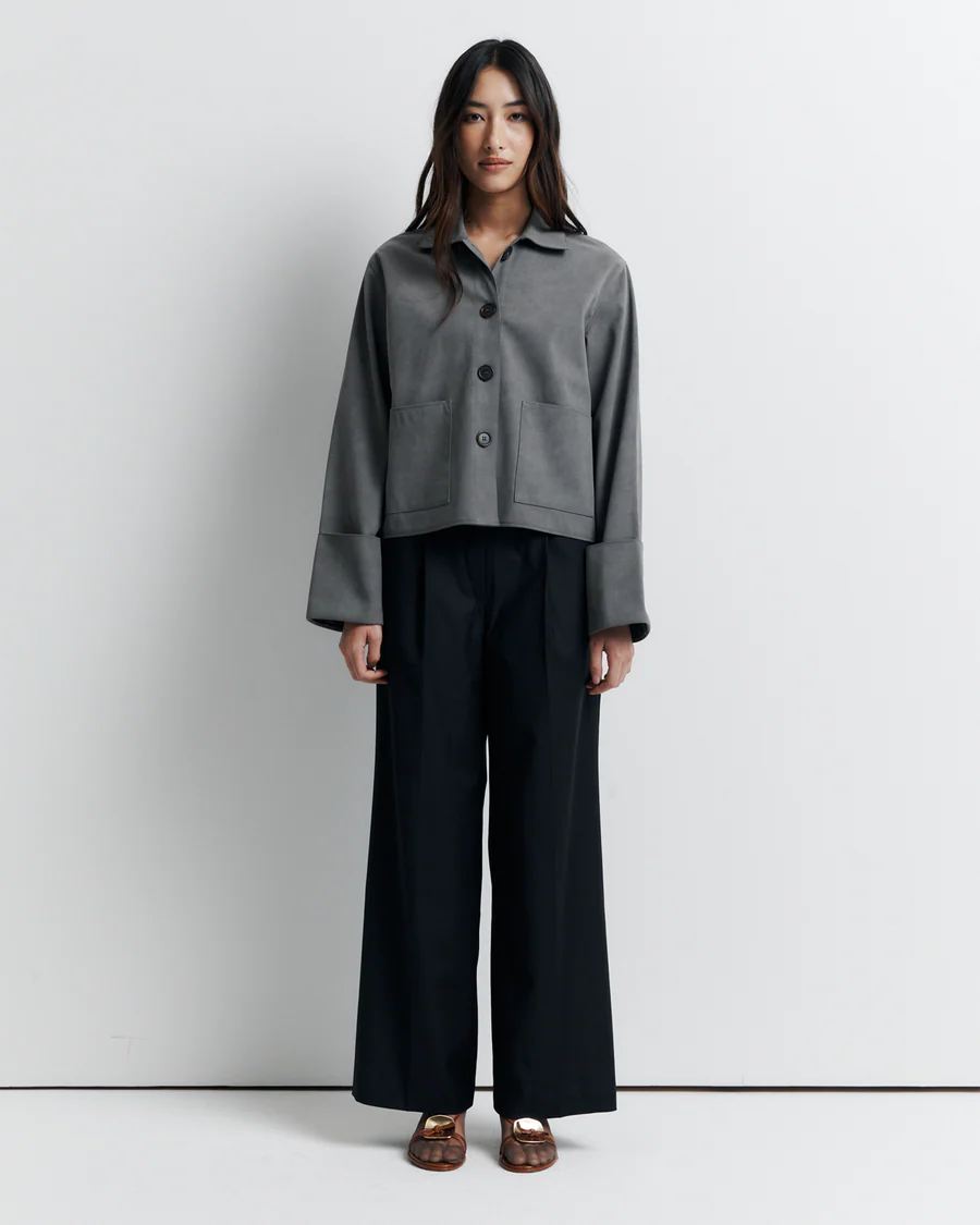 ROMY | GABBI JACKET

A relaxed-fit jacket made from vegan suede with contrast pink twill lining. Features patch pockets, exaggerated turn-back cuffs, and a four-button closure.

Model is a size AU8 and wears a size S

Composition: 100% Polyurethane