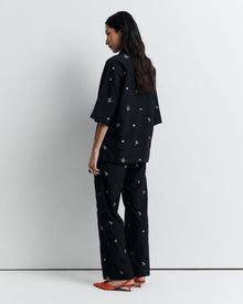 ROMY | JUNE SHIRT

Oversized short sleeve shirt with concealed placket and exaggerated sleeves. Finished with delicate floral embroidery for a subtle romantic touch.

Model is a size AU8 and wears a size S

Composition: 70% Cotton, 30% Silk