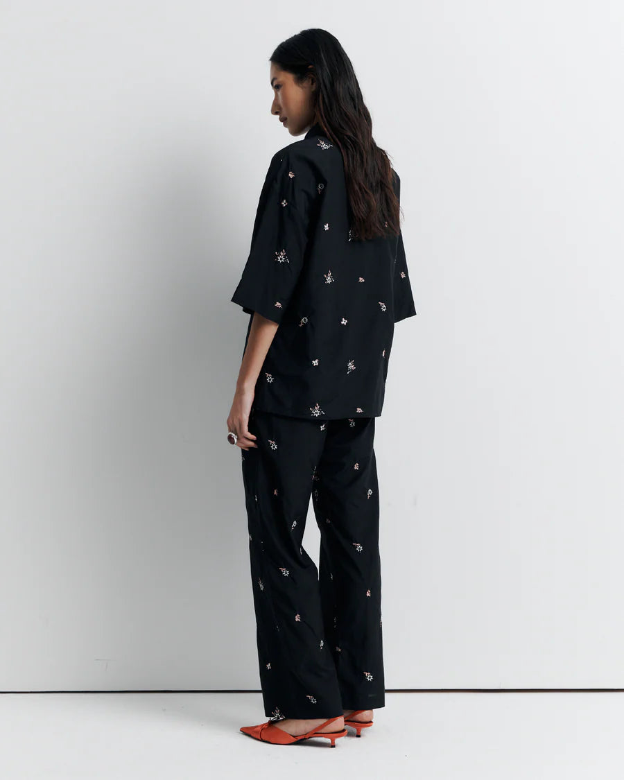 ROMY | JUNE SHIRT

Oversized short sleeve shirt with concealed placket and exaggerated sleeves. Finished with delicate floral embroidery for a subtle romantic touch.

Model is a size AU8 and wears a size S

Composition: 70% Cotton, 30% Silk
