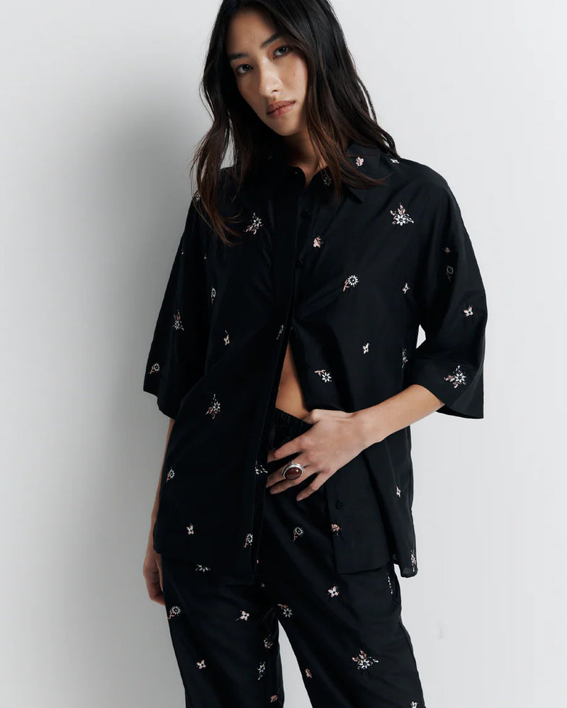 ROMY | JUNE SHIRT

Oversized short sleeve shirt with concealed placket and exaggerated sleeves. Finished with delicate floral embroidery for a subtle romantic touch.

Model is a size AU8 and wears a size S

Composition: 70% Cotton, 30% Silk