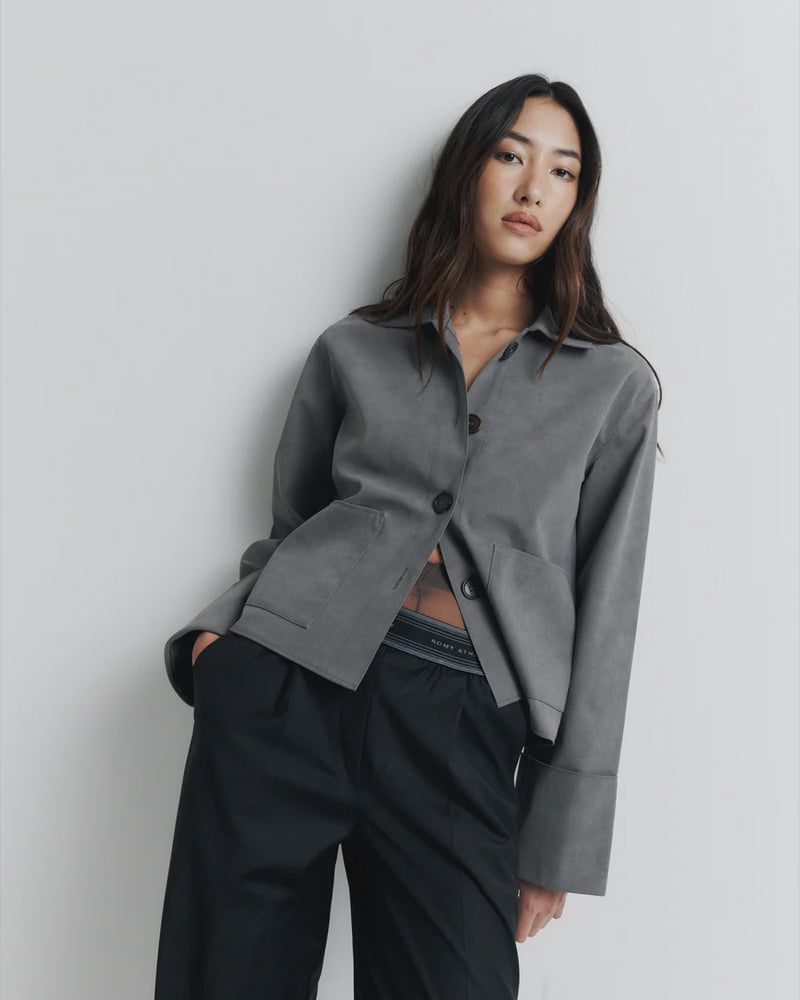 ROMY | GABBI JACKET

A relaxed-fit jacket made from vegan suede with contrast pink twill lining. Features patch pockets, exaggerated turn-back cuffs, and a four-button closure.

Model is a size AU8 and wears a size S

Composition: 100% Polyurethane