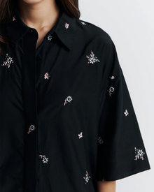 ROMY | JUNE SHIRT

Oversized short sleeve shirt with concealed placket and exaggerated sleeves. Finished with delicate floral embroidery for a subtle romantic touch.

Model is a size AU8 and wears a size S

Composition: 70% Cotton, 30% Silk