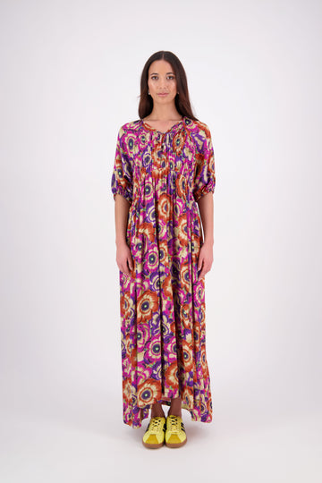 The N-E-S Leah Dress is a full-length maxi designed for elegant ease. It features a subtle bubble sleeve, V-neckline with a 2-button loop placket, and delicate pin pleat detailing at the front. A softly gathered, elasticated back and diagonal seam create fullness through the skirt for floaty movement. Finished with a cotton-lined skirt and side seam pockets, it’s a beautifully balanced blend of comfort and style.
viscoes sateen georgette. Designed 
and made in NZ