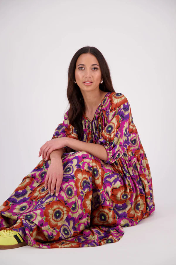 The N-E-S Leah Dress is a full-length maxi designed for elegant ease. It features a subtle bubble sleeve, V-neckline with a 2-button loop placket, and delicate pin pleat detailing at the front. A softly gathered, elasticated back and diagonal seam create fullness through the skirt for floaty movement. Finished with a cotton-lined skirt and side seam pockets, it’s a beautifully balanced blend of comfort and style.
viscoes sateen georgette. Designed 
and made in NZ