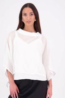 Lia Layame – A Fresh Take on a N-E-S Favourite

Inspired by our best-selling Kio Top, the N-E-S Lia Layame is crafted in lightweight crinkle cotton chiffon with a structured ponte neckline for contrast and shape. Perfect for layering or wearing solo, this easy, elevated essential brings effortless style to your everyday wardrobe.

Our model is 174cm and wear a the one size fits all.

Composition: cotton crinkle shiffon | ponte