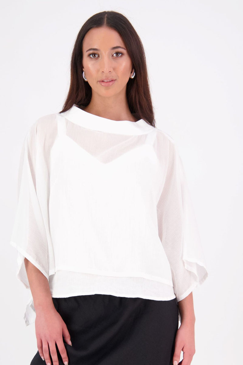 Lia Layame – A Fresh Take on a N-E-S Favourite

Inspired by our best-selling Kio Top, the N-E-S Lia Layame is crafted in lightweight crinkle cotton chiffon with a structured ponte neckline for contrast and shape. Perfect for layering or wearing solo, this easy, elevated essential brings effortless style to your everyday wardrobe.

Our model is 174cm and wear a the one size fits all.

Composition: cotton crinkle shiffon | ponte