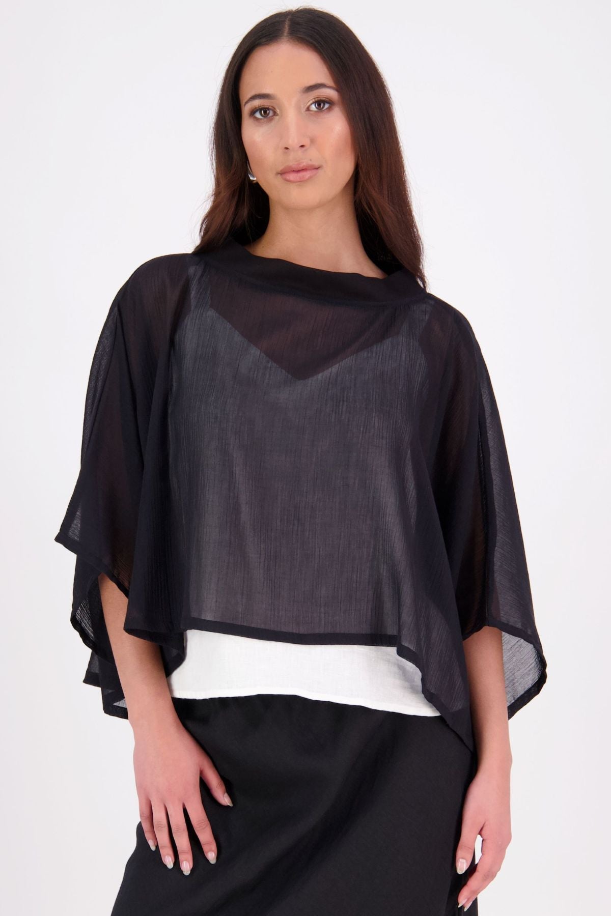 Lia Layame – A Fresh Take on a N-E-S Favourite

Inspired by our best-selling Kio Top, the N-E-S Lia Layame is crafted in lightweight crinkle cotton chiffon with a structured ponte neckline for contrast and shape. Perfect for layering or wearing solo, this easy, elevated essential brings effortless style to your everyday wardrobe.

Our model is 174cm and wear a the one size fits all.

Composition: cotton crinkle shiffon | ponte