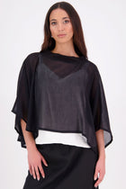 Lia Layame – A Fresh Take on a N-E-S Favourite

Inspired by our best-selling Kio Top, the N-E-S Lia Layame is crafted in lightweight crinkle cotton chiffon with a structured ponte neckline for contrast and shape. Perfect for layering or wearing solo, this easy, elevated essential brings effortless style to your everyday wardrobe.

Our model is 174cm and wear a the one size fits all.

Composition: cotton crinkle shiffon | ponte