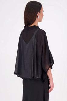 Lia Layame – A Fresh Take on a N-E-S Favourite

Inspired by our best-selling Kio Top, the N-E-S Lia Layame is crafted in lightweight crinkle cotton chiffon with a structured ponte neckline for contrast and shape. Perfect for layering or wearing solo, this easy, elevated essential brings effortless style to your everyday wardrobe.

Our model is 174cm and wear a the one size fits all.

Composition: cotton crinkle shiffon | ponte