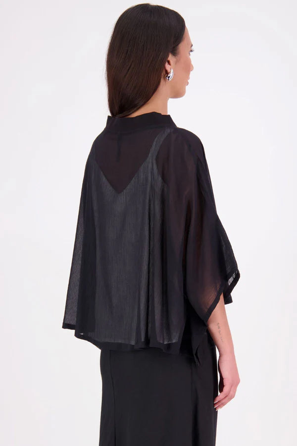 Lia Layame – A Fresh Take on a N-E-S Favourite

Inspired by our best-selling Kio Top, the N-E-S Lia Layame is crafted in lightweight crinkle cotton chiffon with a structured ponte neckline for contrast and shape. Perfect for layering or wearing solo, this easy, elevated essential brings effortless style to your everyday wardrobe.

Our model is 174cm and wear a the one size fits all.

Composition: cotton crinkle shiffon | ponte