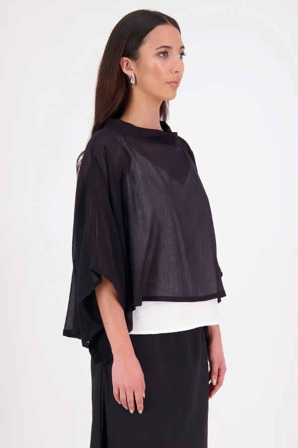 Lia Layame – A Fresh Take on a N-E-S Favourite

Inspired by our best-selling Kio Top, the N-E-S Lia Layame is crafted in lightweight crinkle cotton chiffon with a structured ponte neckline for contrast and shape. Perfect for layering or wearing solo, this easy, elevated essential brings effortless style to your everyday wardrobe.

Our model is 174cm and wear a the one size fits all.

Composition: cotton crinkle shiffon | ponte