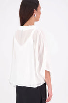 Lia Layame – A Fresh Take on a N-E-S Favourite

Inspired by our best-selling Kio Top, the N-E-S Lia Layame is crafted in lightweight crinkle cotton chiffon with a structured ponte neckline for contrast and shape. Perfect for layering or wearing solo, this easy, elevated essential brings effortless style to your everyday wardrobe.

Our model is 174cm and wear a the one size fits all.

Composition: cotton crinkle shiffon | ponte