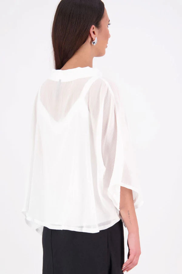 Lia Layame – A Fresh Take on a N-E-S Favourite

Inspired by our best-selling Kio Top, the N-E-S Lia Layame is crafted in lightweight crinkle cotton chiffon with a structured ponte neckline for contrast and shape. Perfect for layering or wearing solo, this easy, elevated essential brings effortless style to your everyday wardrobe.

Our model is 174cm and wear a the one size fits all.

Composition: cotton crinkle shiffon | ponte