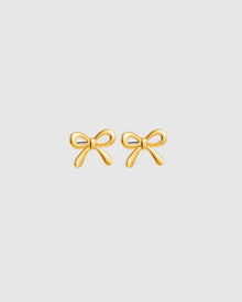 Polished and feminine, the Castel & Co Mini Bow Earrings in X-Small gold bring a bolder expression of the classic bow silhouette. With graceful curves and a radiant finish, they strike the perfect balance between statement and sophistication.

Material: Stainless steel, Gold plating
Closure Type: Stud
Earring Size: 20 mm
Waterproof and hypoallergenic
Weight: 1.5g