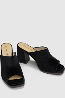 CHAOS & HARMONY The MYSTIFY MULE in black velvet exudes a sense of refined luxury. 