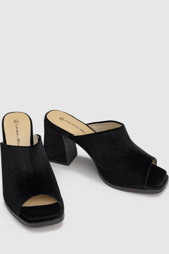 CHAOS & HARMONY The MYSTIFY MULE in black velvet exudes a sense of refined luxury. 