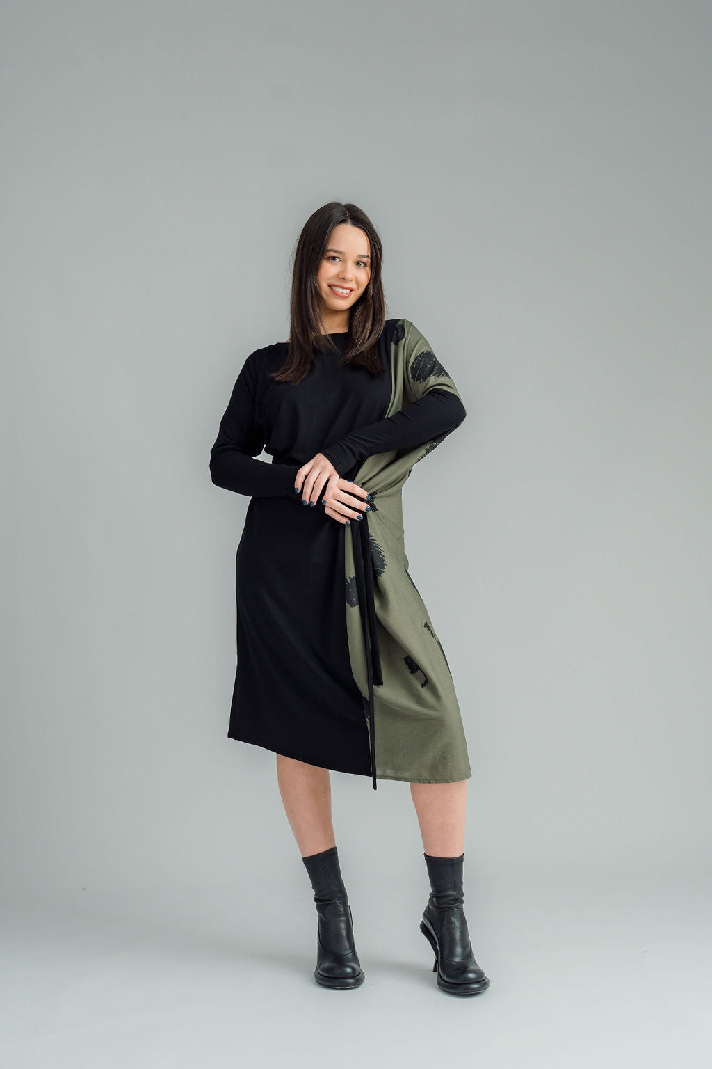 NES Legend Dress is a stylish contrast fabric dress that effortlessly combines a woven print fabric with a soft, stretchy viscose for the perfect blend of comfort and style. This versatile piece is ideal for both work and casual wear, and can easily transition through the seasons. 