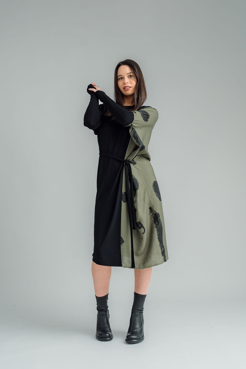  NES Legend Dress is a stylish contrast fabric dress that effortlessly combines a woven print fabric with a soft, stretchy viscose for the perfect blend of comfort and style. This versatile piece is ideal for both work and casual wear, and can easily transition through the seasons. 