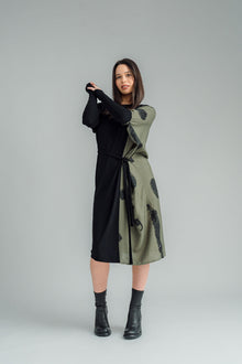  NES Legend Dress is a stylish contrast fabric dress that effortlessly combines a woven print fabric with a soft, stretchy viscose for the perfect blend of comfort and style. This versatile piece is ideal for both work and casual wear, and can easily transition through the seasons. 