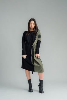  NES Legend Dress is a stylish contrast fabric dress that effortlessly combines a woven print fabric with a soft, stretchy viscose for the perfect blend of comfort and style. This versatile piece is ideal for both work and casual wear, and can easily transition through the seasons. 