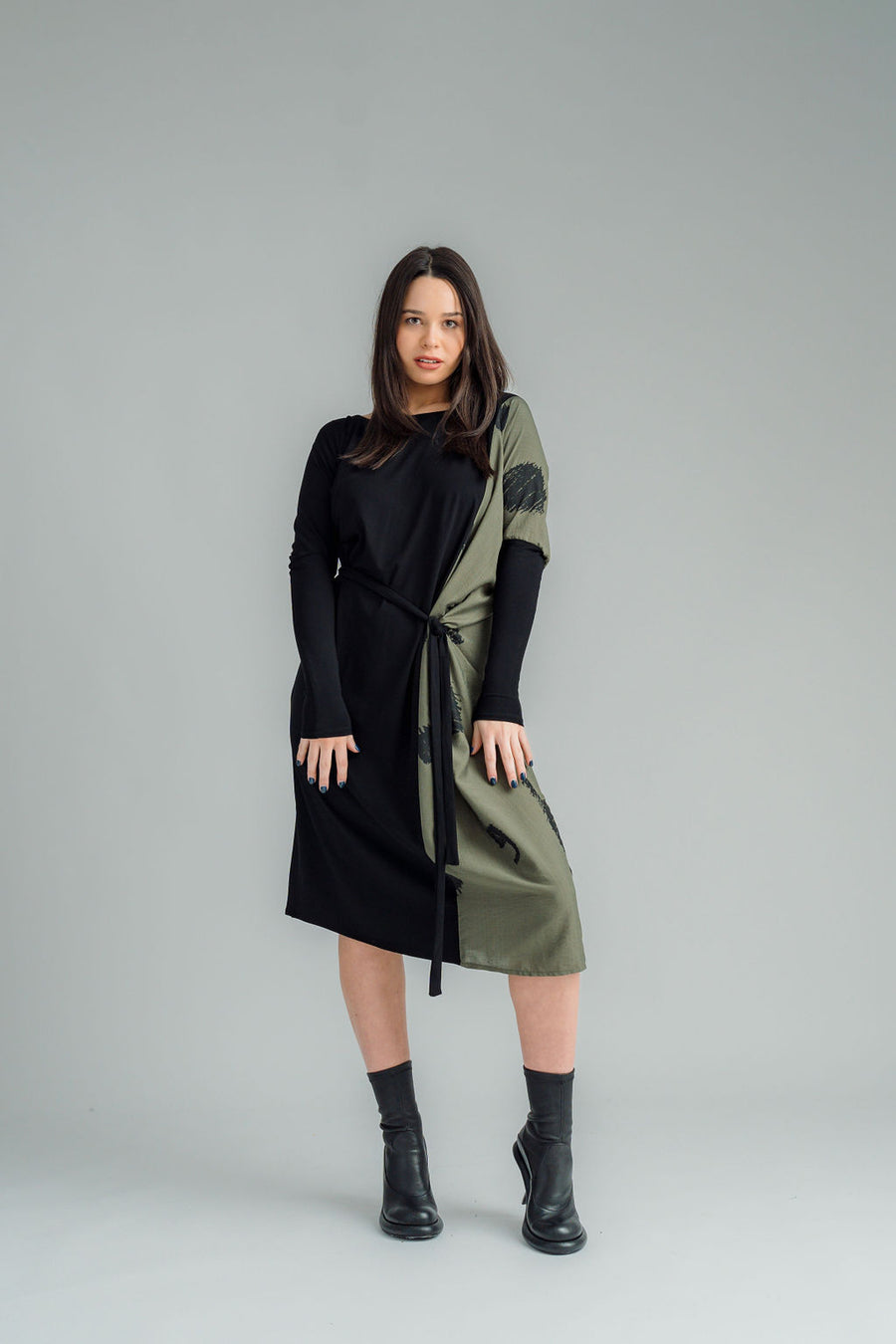  NES Legend Dress is a stylish contrast fabric dress that effortlessly combines a woven print fabric with a soft, stretchy viscose for the perfect blend of comfort and style. This versatile piece is ideal for both work and casual wear, and can easily transition through the seasons. 