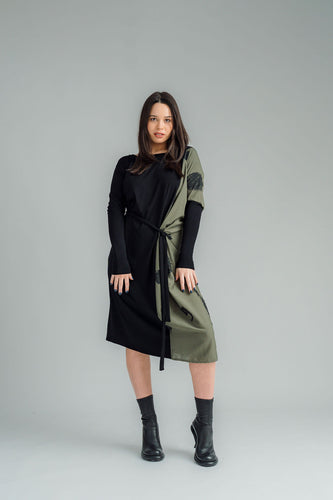  NES Legend Dress is a stylish contrast fabric dress that effortlessly combines a woven print fabric with a soft, stretchy viscose for the perfect blend of comfort and style. This versatile piece is ideal for both work and casual wear, and can easily transition through the seasons. 