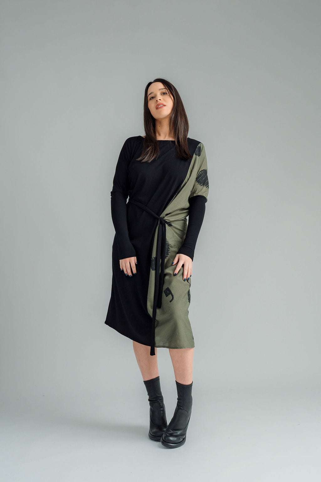  NES Legend Dress is a stylish contrast fabric dress that effortlessly combines a woven print fabric with a soft, stretchy viscose for the perfect blend of comfort and style. This versatile piece is ideal for both work and casual wear, and can easily transition through the seasons. 