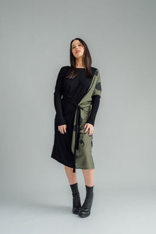  NES Legend Dress is a stylish contrast fabric dress that effortlessly combines a woven print fabric with a soft, stretchy viscose for the perfect blend of comfort and style. This versatile piece is ideal for both work and casual wear, and can easily transition through the seasons. 