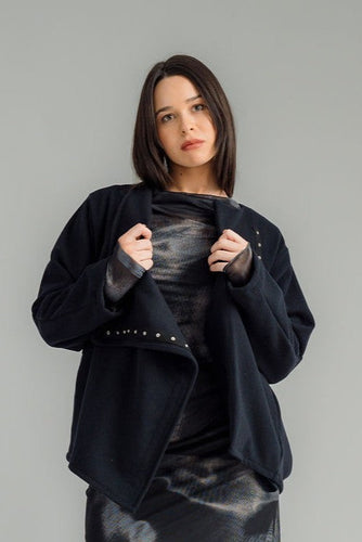 The NES Recall Jacket is your ultimate winter wardrobe staple, effortlessly combining practicality and style. Featuring a snap dome closure and lined sleeves for added warmth, this jacket boasts an open front, functional pockets, and a subtle ballooning panel detail at the back for a unique touch. 