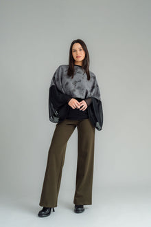 The Rielly Layer Me is an oversized layering top designed to elevate any outfit with its dramatic bell contrast chiffon sleeves . Perfect for layering over your favourite tops or dresses, this versatile piece adds a stylish touch to your wardrobe. Its flowy, relaxed fit makes it a great multi-seasonal option, effortlessly transitioning through the year. Whether you're dressing up or keeping it casual, the Rielly Layer Me brings a chic, fashionable flair to any look. Composition: Main  - Viscose  Contrast PT