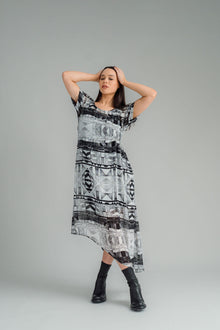 NES, Flow Dress. Versatile chiffon dress. Adjustable side button and hem loopers Composition: PT Chiffon
