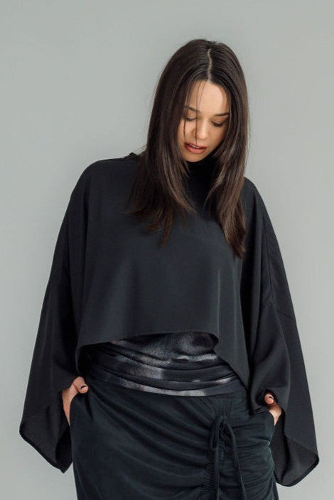 The Rielly Layer Me is an oversized layering top designed to elevate any outfit with its dramatic bell sleeves. Perfect for layering over your favourite tops or dresses, this versatile piece adds a stylish touch to your wardrobe. Its flowy, relaxed fit makes it a great multi-seasonal option, effortlessly transitioning through the year. Whether you're dressing up or keeping it casual, the Rielly Layer Me brings a chic, fashionable flair. composition: Poly 
