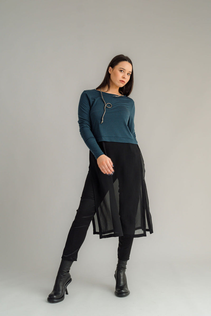 The NES Crossfire Tunic is your ultimate go-to style for both comfort and versatility. Featuring a merino wool upper and a chiffon lower, this tunic offers a perfect balance of softness and flow. It pairs effortlessly with skinny fit jeans or wide-leg pants, making it a versatile option for any wardrobe. Ideal for traveling, the Crossfire Tunic is lightweight and easy to dress up or down, allowing you to create a chic look whether you’re on the go or relaxing. A stylish and practical piece for any occasion!