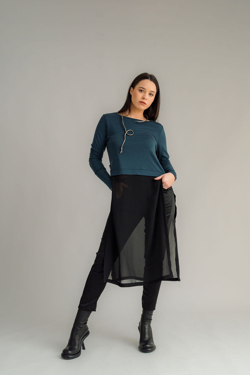 The NES Crossfire Tunic is your ultimate go-to style for both comfort and versatility. Featuring a merino wool upper and a chiffon lower, this tunic offers a perfect balance of softness and flow. It pairs effortlessly with skinny fit jeans or wide-leg pants, making it a versatile option for any wardrobe. Ideal for traveling, the Crossfire Tunic is lightweight and easy to dress up or down, allowing you to create a chic look whether you’re on the go or relaxing. A stylish and practical piece for any occasion!