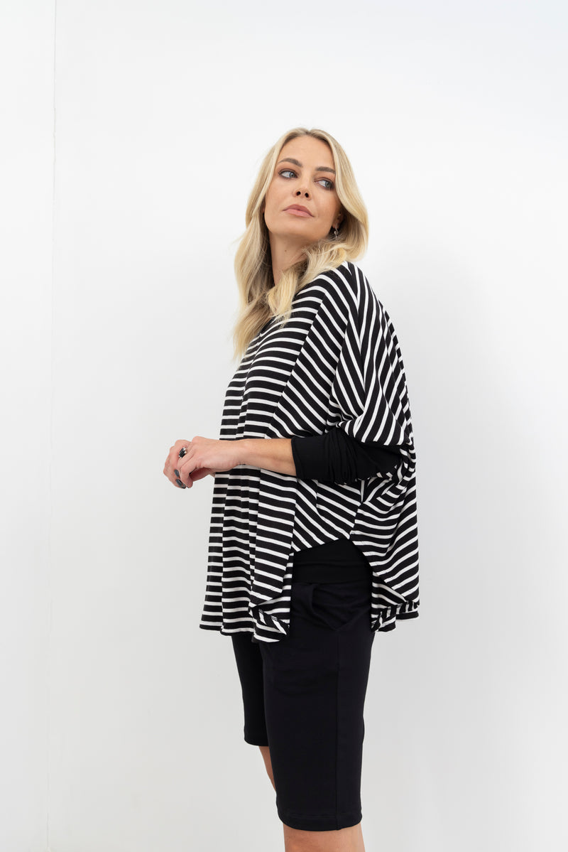 NES Weekender Short – Black. With a versatile 1x1 rib waistband that can be worn up for extra coverage or doubled over for a chic look, these shorts offer comfort and versatility. The length finishes just on the knee. Crafted from cotton spandex.
Composition: 95% cotton 5% spandex