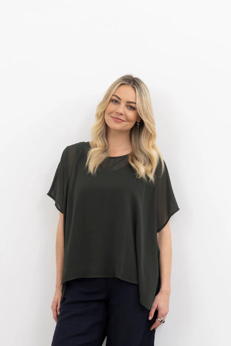 Meet the Civita Top – your easy-wear, everyday favourite. We have added a contract Piping along the front vertical seam.  Boasting an oversized, flowy silhouette and split side detailing that can be tied up or tucked in, this top is a versatile choice for any season. Effortlessly dress it up or down for a stylish and comfortable look.
