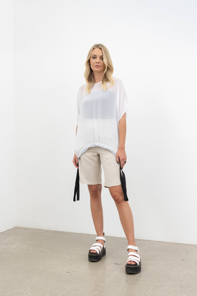 NES Gin linen short. Natural. A classic chic cut that is so easily dressed up or down.
Perfect for work, beach and effortless everyday wear.
Features angled pockets.
Flat front & covered elasticated back.
Leg length finish just on the knee.