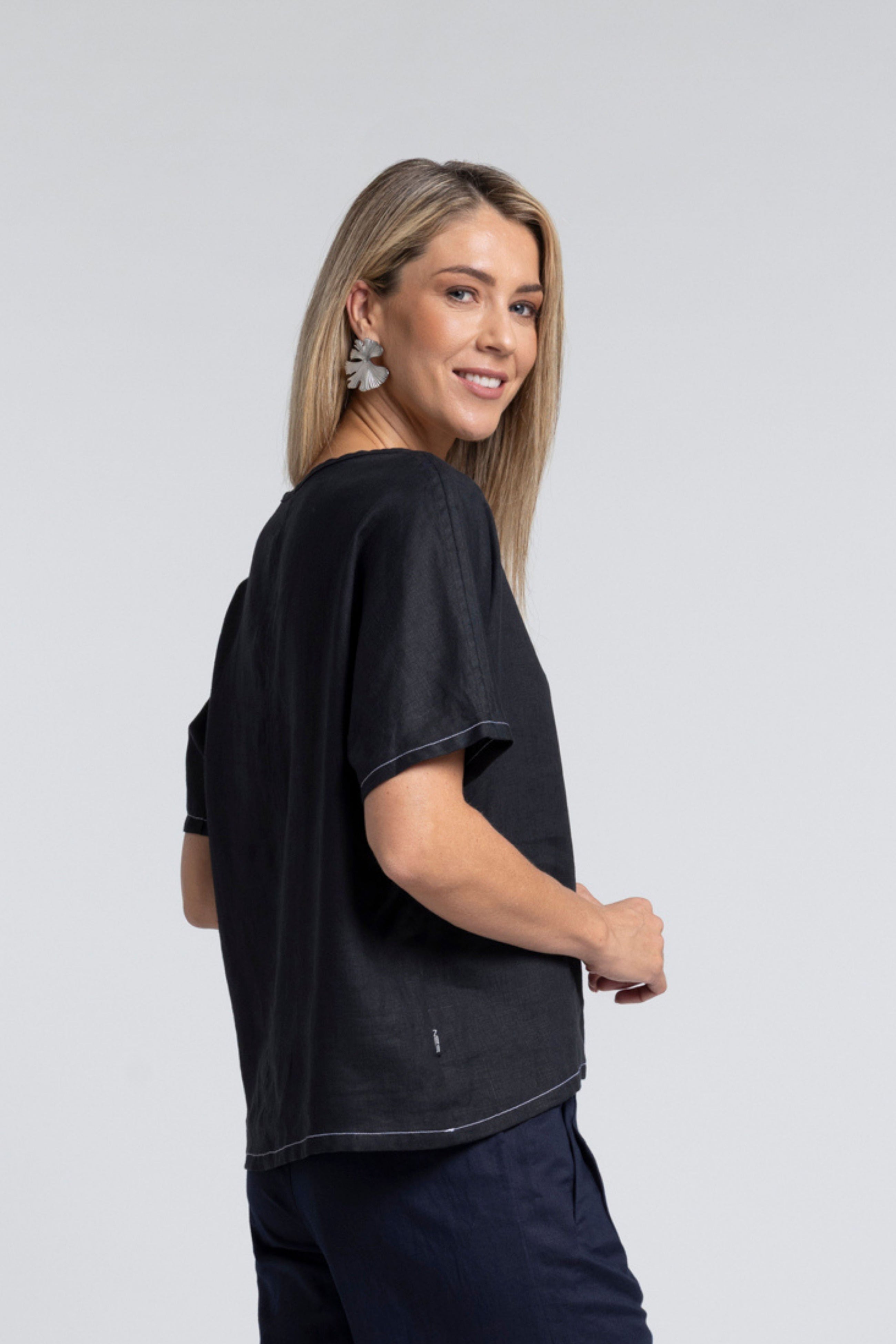 The NES Jasmine Top – a relaxed linen-cotton top with contrast stitching and boxy fit. Breathable, versatile and NZ made.