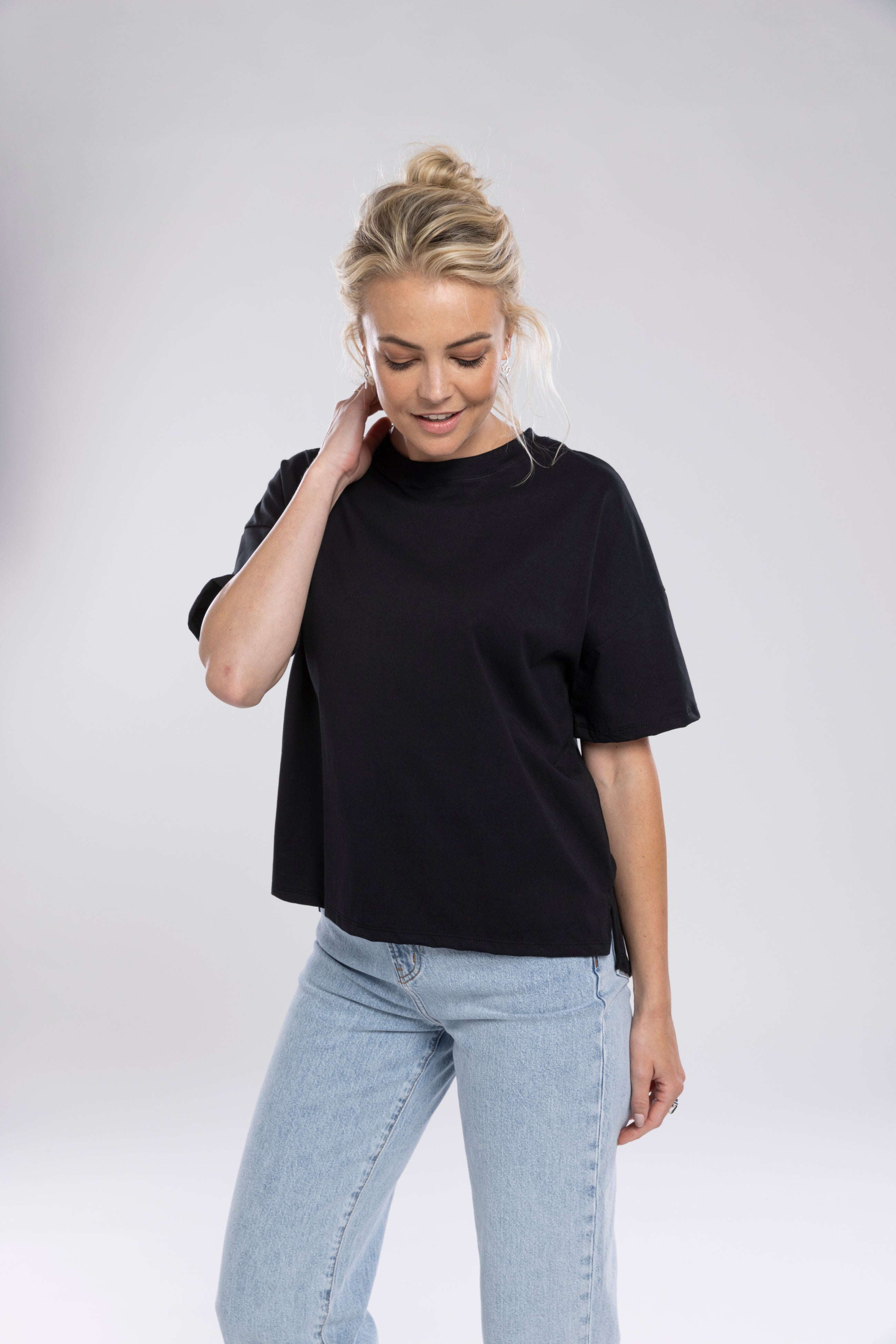 The NES Lee Tee – an organic cotton tee with relaxed fit and high-low hem. Soft, breathable and designed for everyday wear. NZ made.