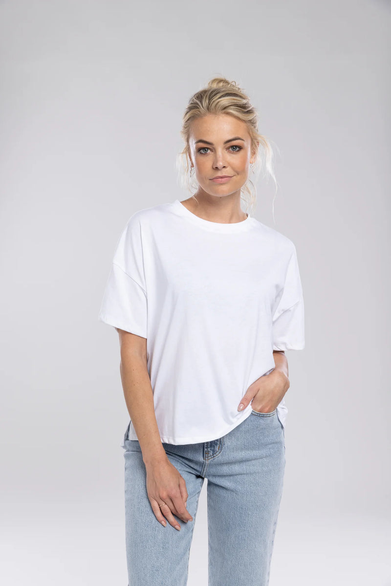 Lee Tee is a NES staple.

High-Low hem detailing.

Boxy Tee style.

Great worn back with jeans or a summer skirt or worn under a jacket for casual Fridays.


Model is 5'9 wears XS (8)

NES&nbsp; Team fit advise: if you are broader through the shoulder and bust we suggest sizing up.&nbsp;

Available in: black, white &amp; Stripe

Composition: Black &amp; White 100% organic cotton. Stripe viscose/spandex

BRAND: NES

Designed &amp; Made in New Zealand