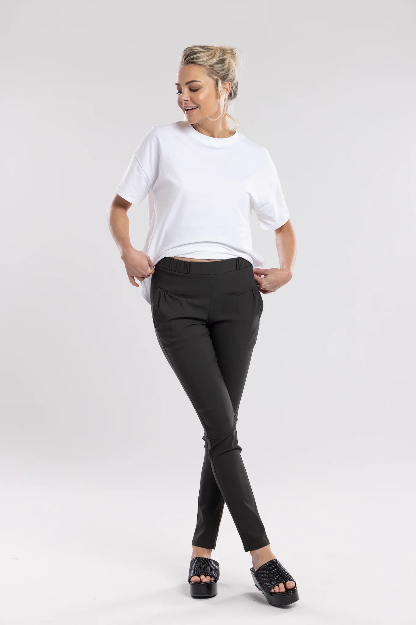 NES Dartsta Pant is the ultimate pant for easy wear and effortless style. Made from a super stretchy twill fabric, these pants feature a flat front and elasticated waist for a comfortable, flattering fit. The angled side pockets add practicality, making them perfect for both the office and a night out. With a slim leg silhouette
