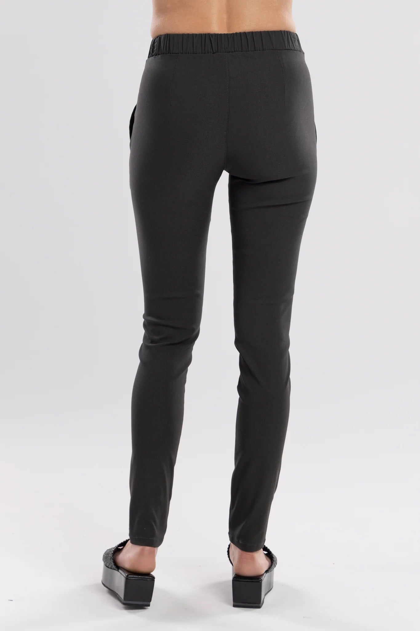 NES Dartsta Pant is the ultimate pant for easy wear and effortless style. Made from a super stretchy twill fabric, these pants feature a flat front and elasticated waist for a comfortable, flattering fit. The angled side pockets add practicality, making them perfect for both the office and a night out. With a slim leg silhouette