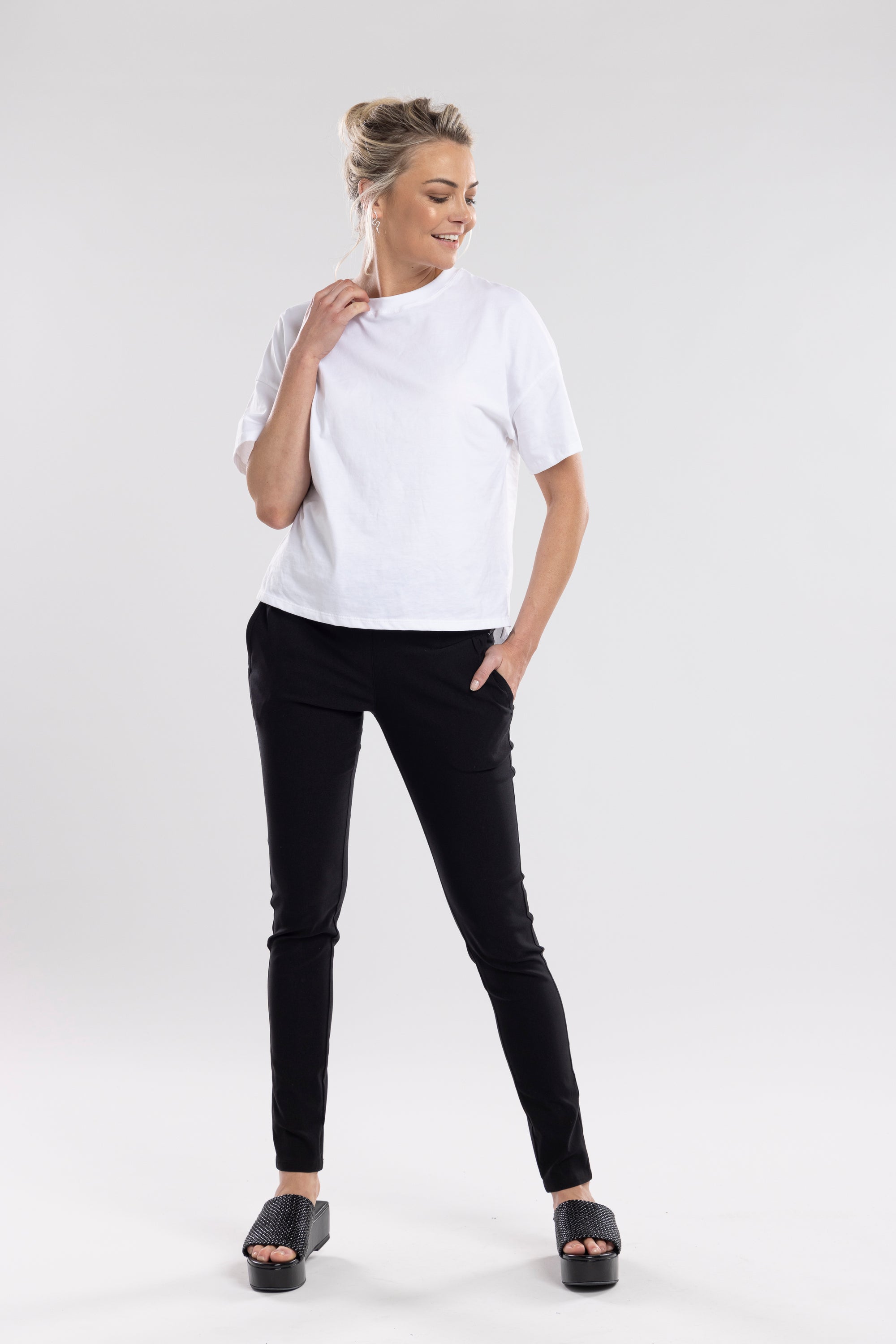 NES Dartsta Pant is the ultimate pant for easy wear and effortless style. Made from a super stretchy twill fabric, these pants feature a flat front and elasticated waist for a comfortable, flattering fit. The angled side pockets add practicality, making them perfect for both the office and a night out. With a slim leg silhouette