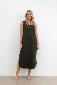 The NES Reversible Lattice Merino Slip is a&nbsp;layering essential with a clever twist — the Reversible Lattice Merino Slip offers two looks in one with its versatile design. Made from soft, breathable merino in our signature lattice knit, it's perfect for wearing under sheer styles or on its own as a luxe lounge piece. The slim fit sits comfortably against the body, providing warmth without bulk, and transitions seamlessly across seasons.